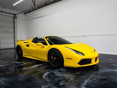 Used 2017 Ferrari 488 Spider image 33