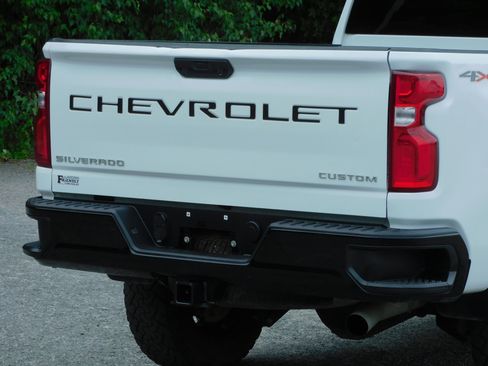 Used 2020 Chevrolet Silverado 2500 4x4 Crew Cab Custom image 12