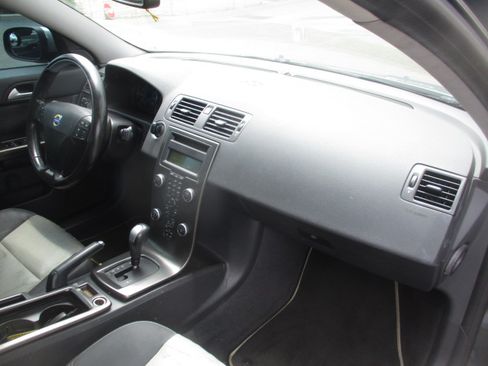 Used 2010 Volvo S40 T5 R-Design image 16