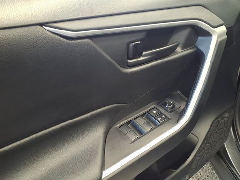 Used 2021 Toyota RAV4 LE AWD/4WD image 8