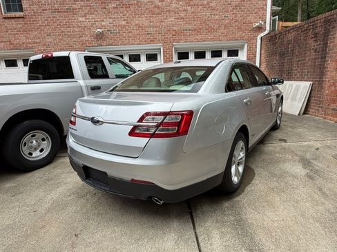 Used 2018 Ford Taurus SE FWD image 4