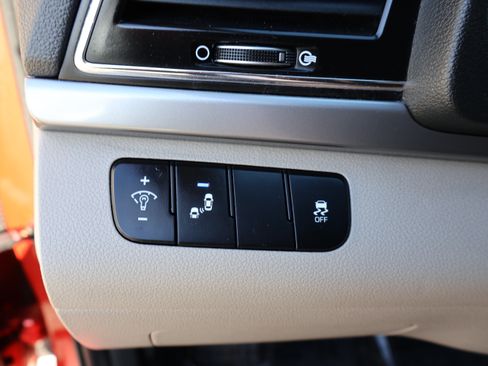 Used 2017 Hyundai Elantra Limited image 18