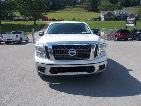 Used 2017 Nissan Titan 4x4 Crew Cab image 2
