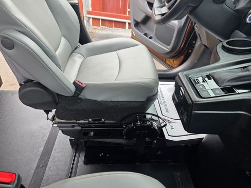 Used 2022 Toyota Sienna XLE image 16