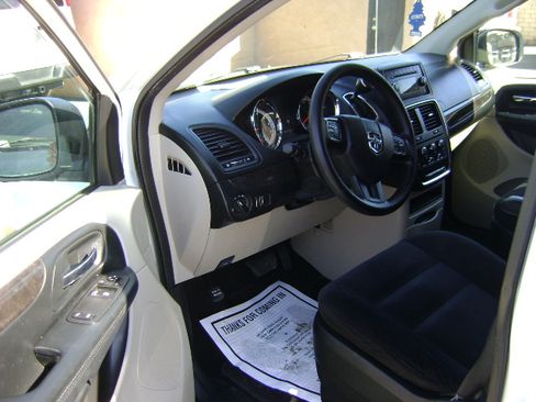 Used 2017 Dodge Grand Caravan SE image 11