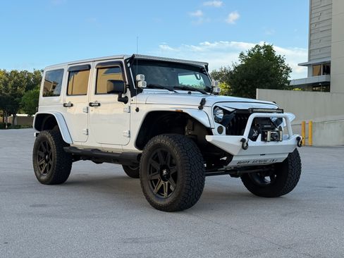 Used 2015 Jeep Wrangler 4WD Unlimited Sahara image 11