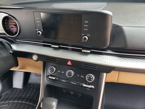 Used 2023 Kia Carnival LX image 15