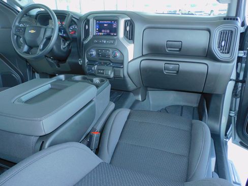Used 2025 Chevrolet Silverado 2500 Custom image 4