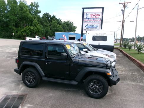 Used 2025 Jeep Wrangler 4WD Sport image 1