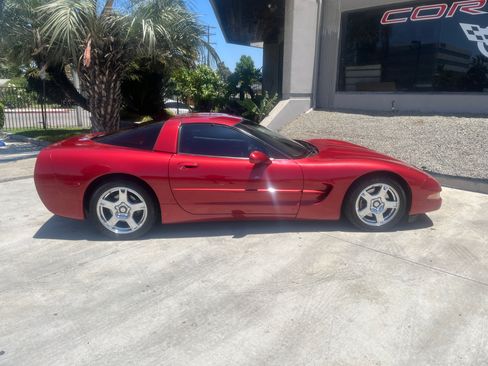 Used 1998 Chevrolet Corvette Coupe RWD image 16