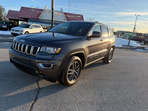 Used 2018 Jeep Grand Cherokee Laredo image 1