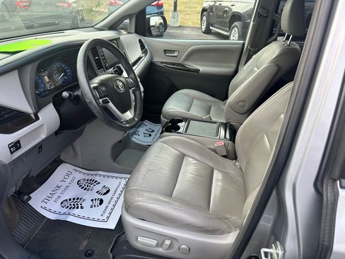 Used 2018 Toyota Sienna XLE 8-Passenger FWD image 7