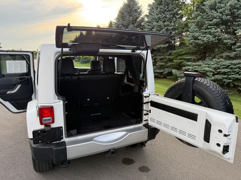 Used 2017 Jeep Wrangler 4WD Unlimited Sahara image 8