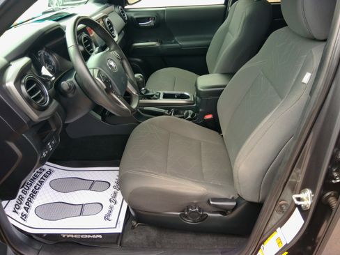 Used 2018 Toyota Tacoma TRD Off-Road image 38