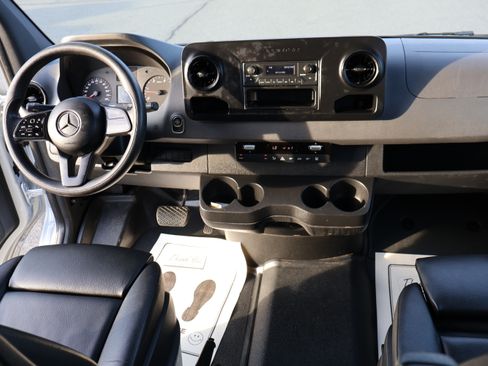 Used 2019 Mercedes-Benz Sprinter 2500 image 12