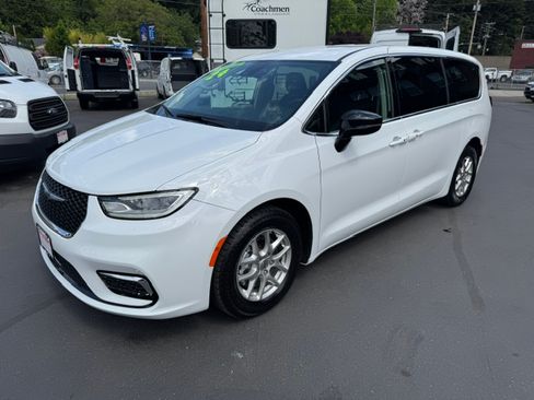 Used 2024 Chrysler Pacifica Touring-L FWD image 3