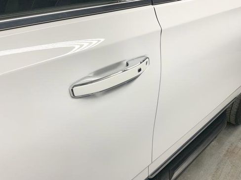 Used 2023 GMC Yukon XL SLT image 7