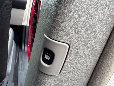 Used 2014 Chrysler Town & Country Touring FWD image 20