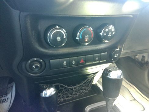 Used 2015 Jeep Wrangler 4WD Unlimited Sahara image 60