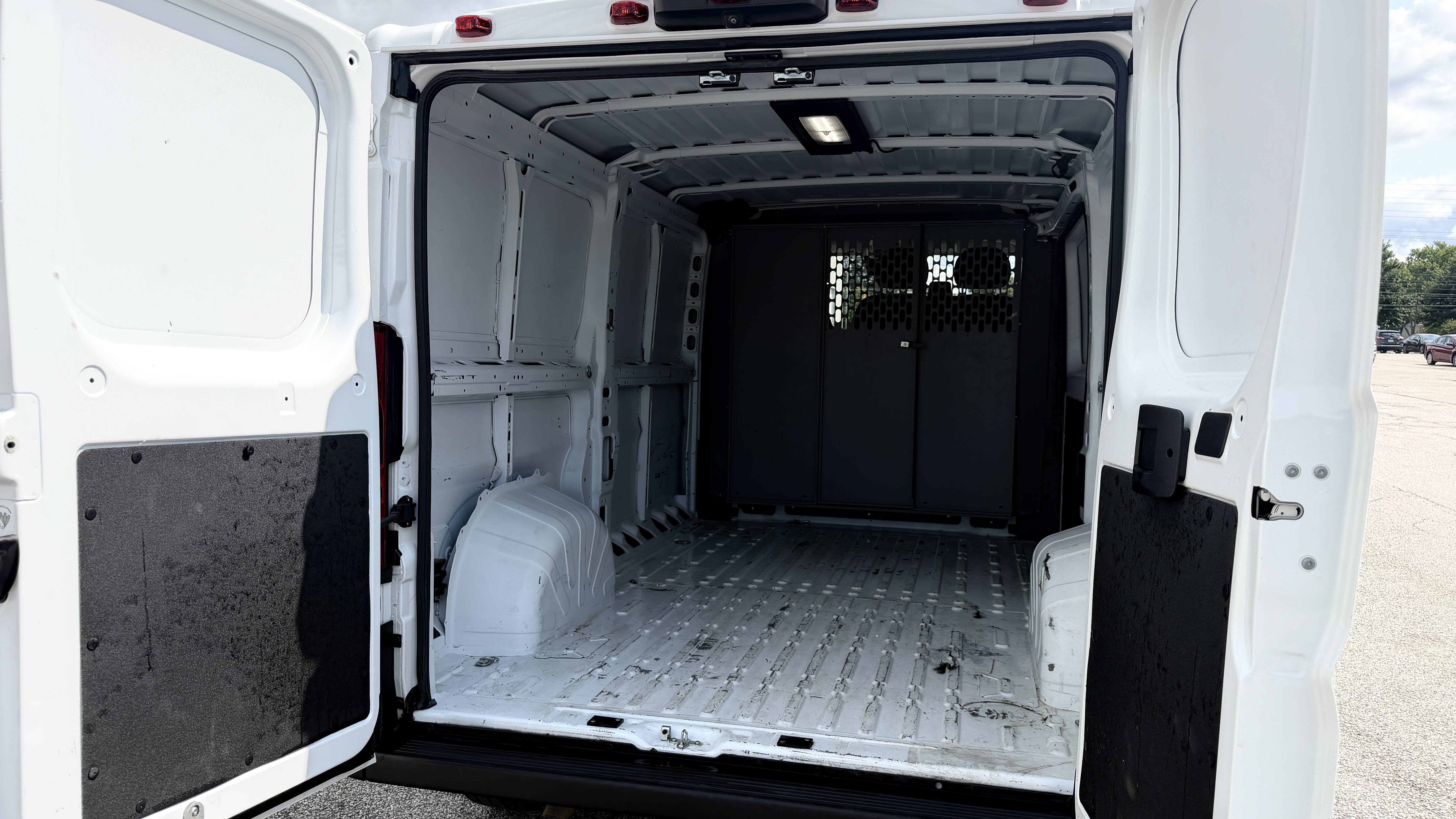 Used 2023 RAM ProMaster 2500 136 FWD image 9
