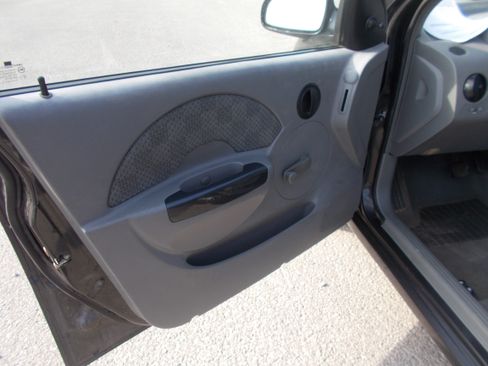Used 2004 Chevrolet Aveo Sedan FWD image 5
