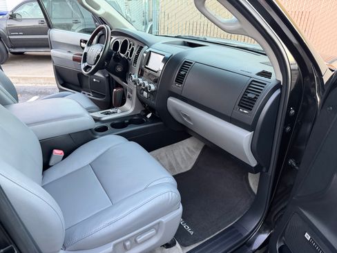 Used 2011 Toyota Sequoia 4WD Platinum image 31