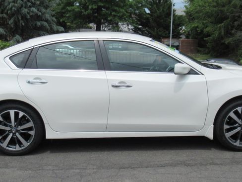 Used 2017 Nissan Altima SR FWD image 4