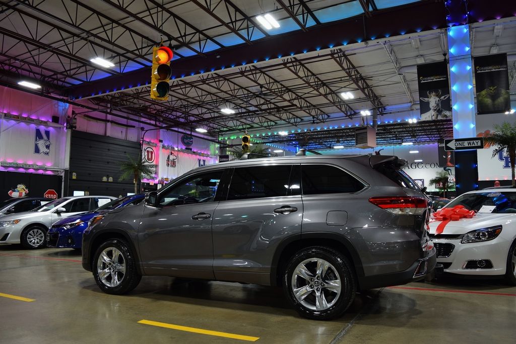 Used 2018 Toyota Highlander Limited V6 w/ 3rd Row FWD image 4