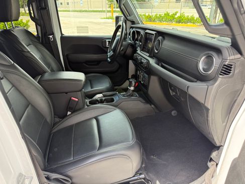 Used 2021 Jeep Gladiator Overland AWD/4WD image 3