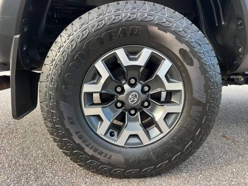 Used 2022 Toyota Tacoma TRD Off-Road image 9