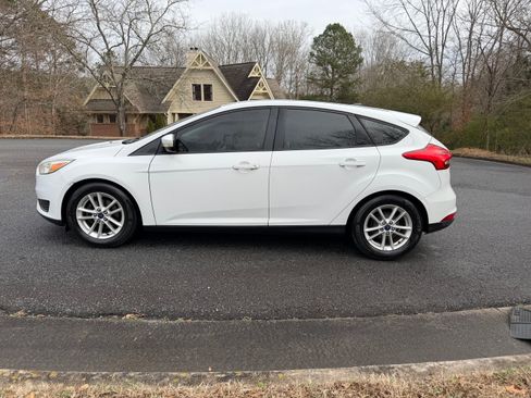 Used 2015 Ford Focus SE image 1