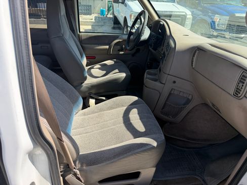 Used 2000 GMC Safari Passenger RWD image 11