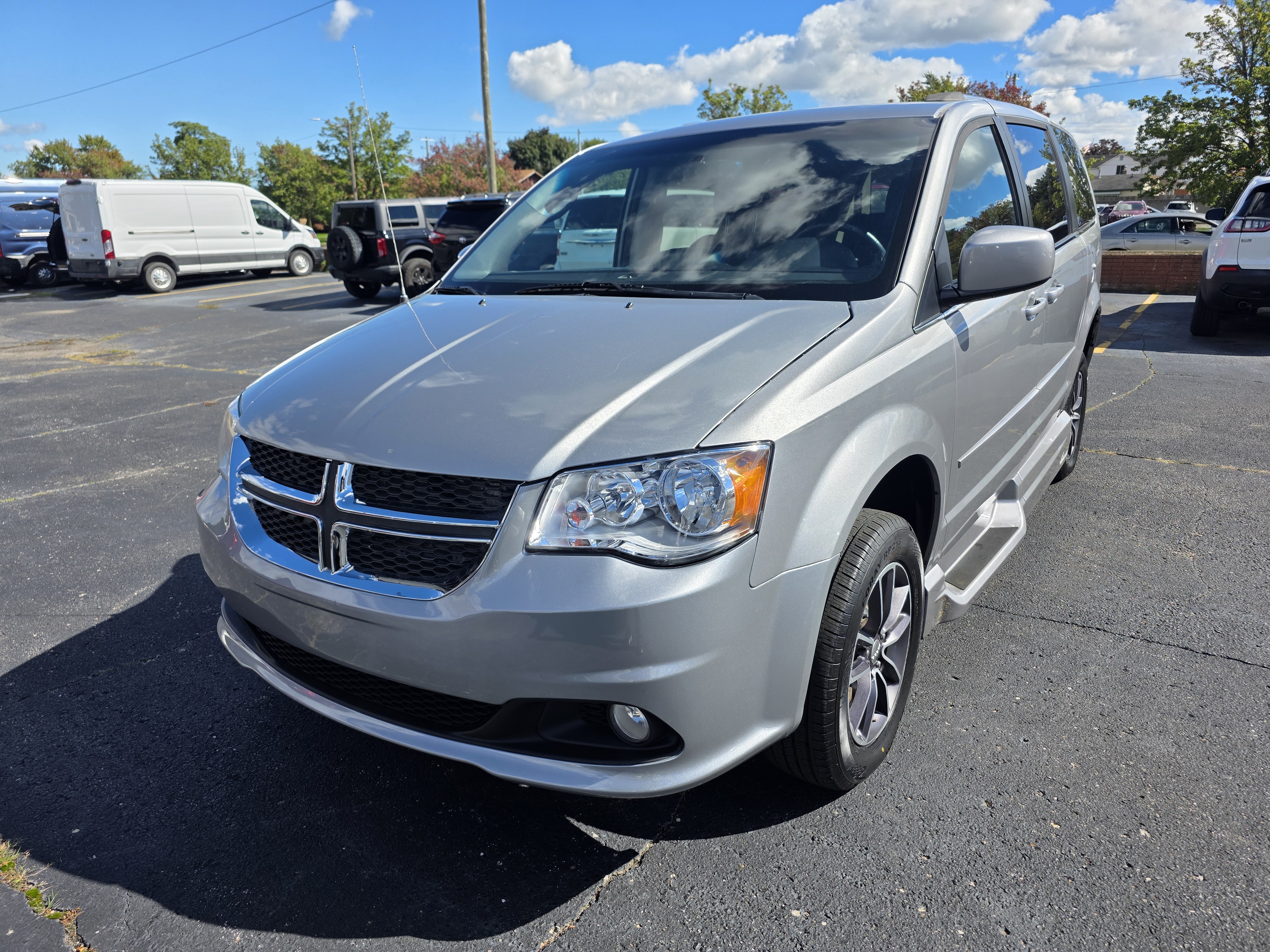Used 2017 Dodge Grand Caravan SXT FWD image 6
