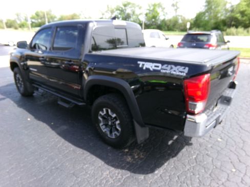 Used 2017 Toyota Tacoma 4x4 Double Cab TRD Off-Road image 3