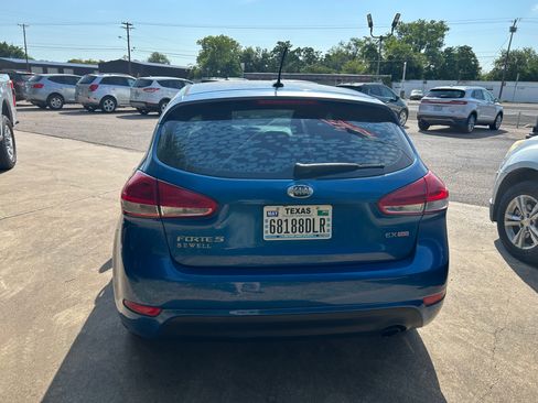 Used 2014 Kia Forte EX Hatchback FWD image 3