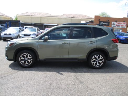 Used 2019 Subaru Forester 2.5i Premium Sport Utility 4D AWD/4WD image 2