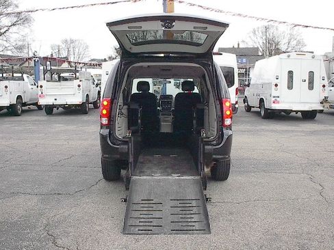 Used 2016 Dodge Grand Caravan SE image 19