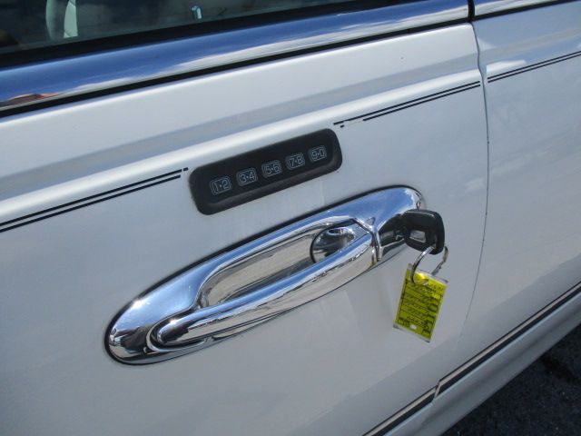 Used 2000 Lincoln Town Car Signature RWD image 11