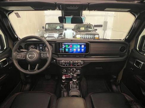 Used 2025 Jeep Wrangler Unlimited Rubicon AWD/4WD image 46