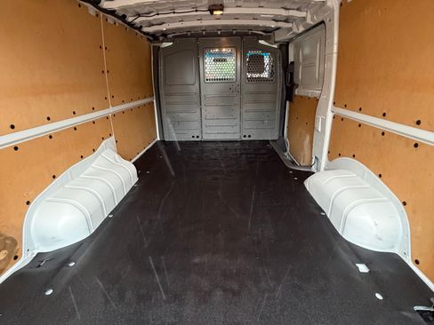 Used 2020 Nissan NV 2500 SV image 11