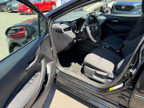 Used 2020 Toyota Corolla LE Sedan FWD image 2