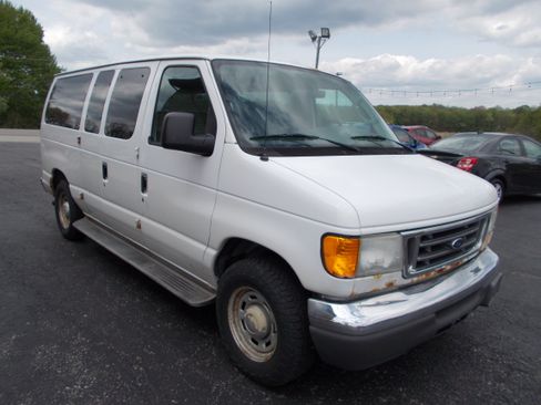 Used 2006 Ford E-150 and Econoline 150 Wagon RWD image 3