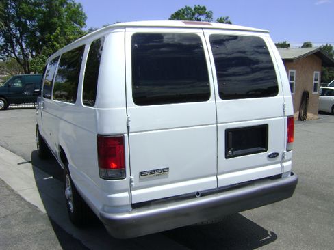 Used 2006 Ford E-350 and Econoline 350 Extended Wagon Super Duty RWD image 5