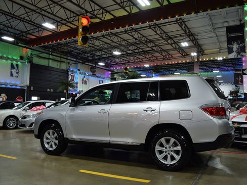 Used 2013 Toyota Highlander Plus V6 FWD image 4