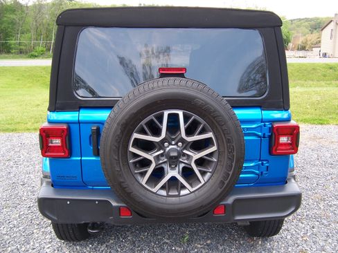 Used 2024 Jeep Wrangler 4WD Unlimited Sahara image 6