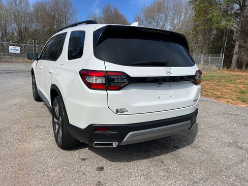 Used 2025 Honda Pilot Touring image 7