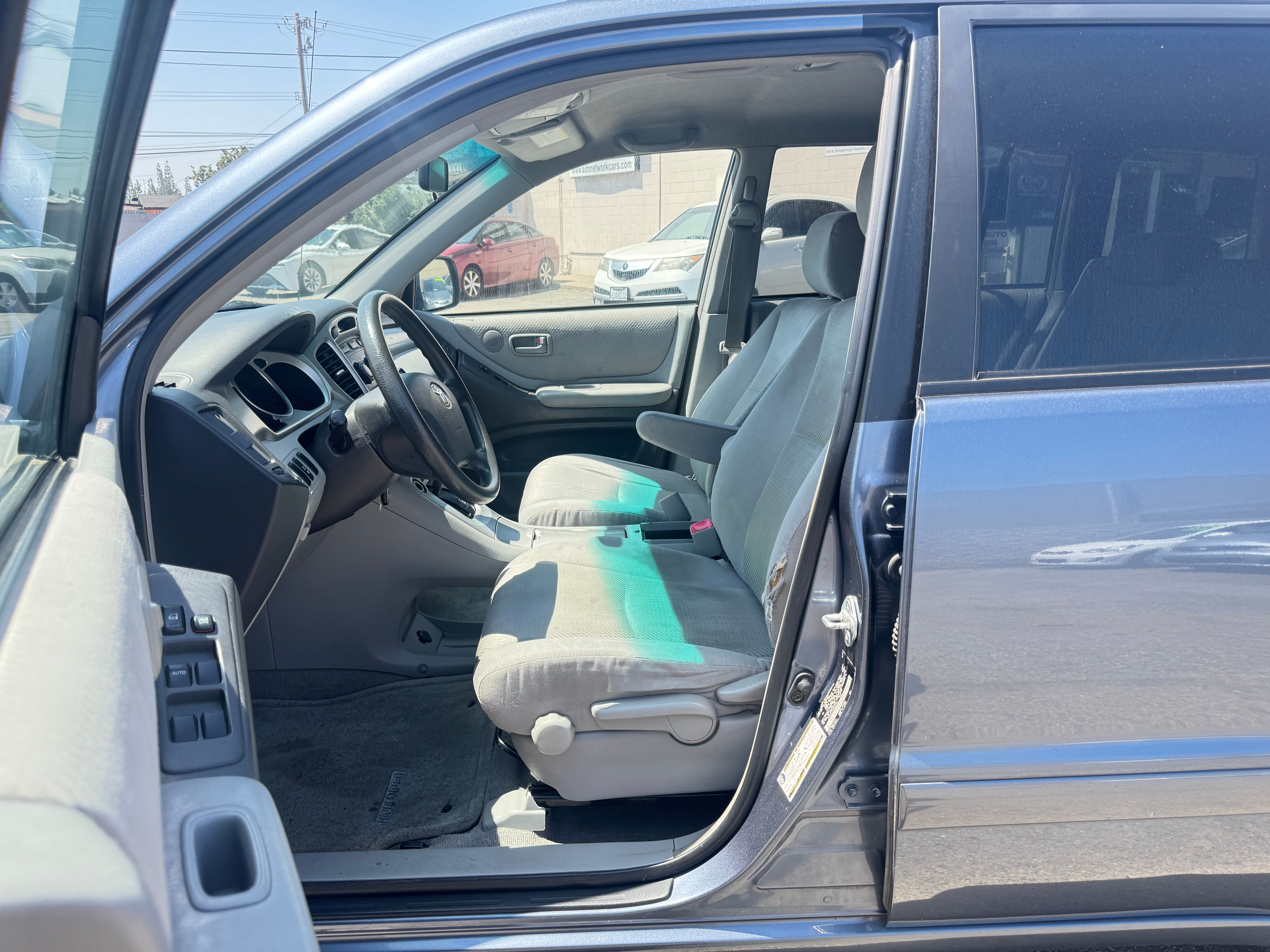 Used 2004 Toyota Highlander w/ 3rd Row FWD image 16
