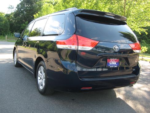 Used 2011 Toyota Sienna LE FWD image 3