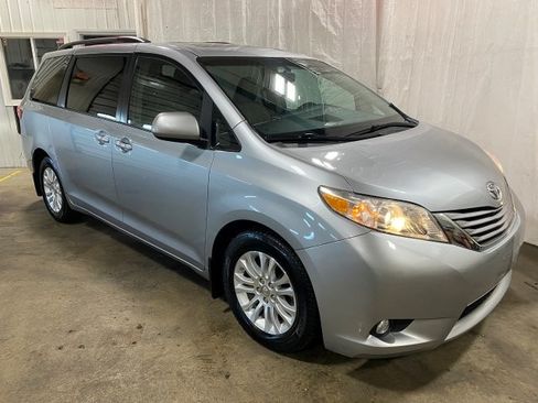 Used 2017 Toyota Sienna XLE Minivan FWD image 32
