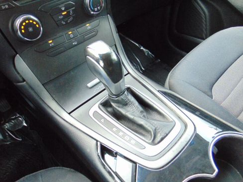 Used 2015 Ford Edge SE image 20